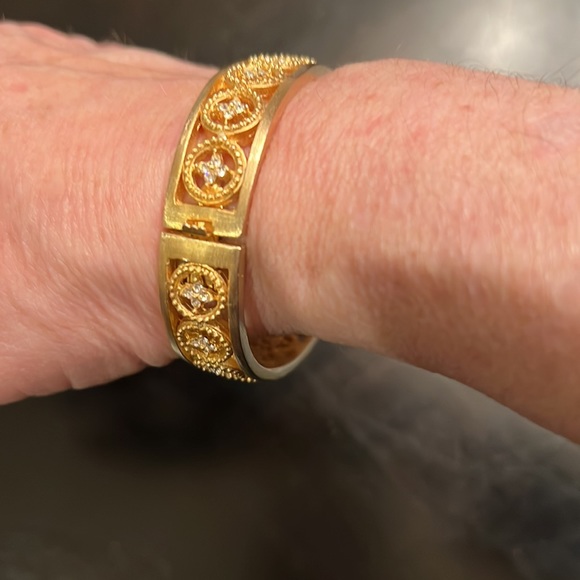 NWT Gold tone clasp bracelet with Swarovski crystals. - Picture 6 of 9